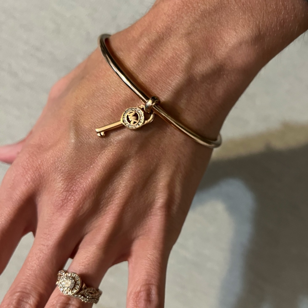 Michael Kors key bangle (rose gold)